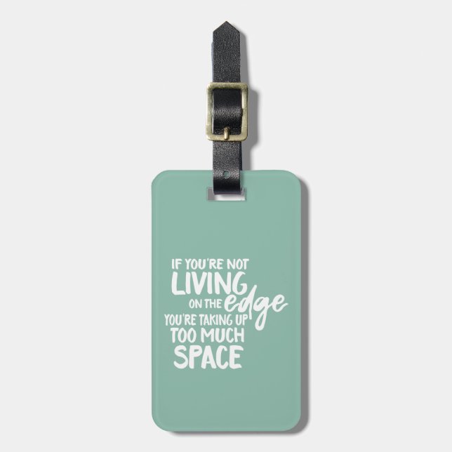 Funny Sprichwort lebt auf der Edge Typografie Gepäckanhänger (Vorderseite vertikal)