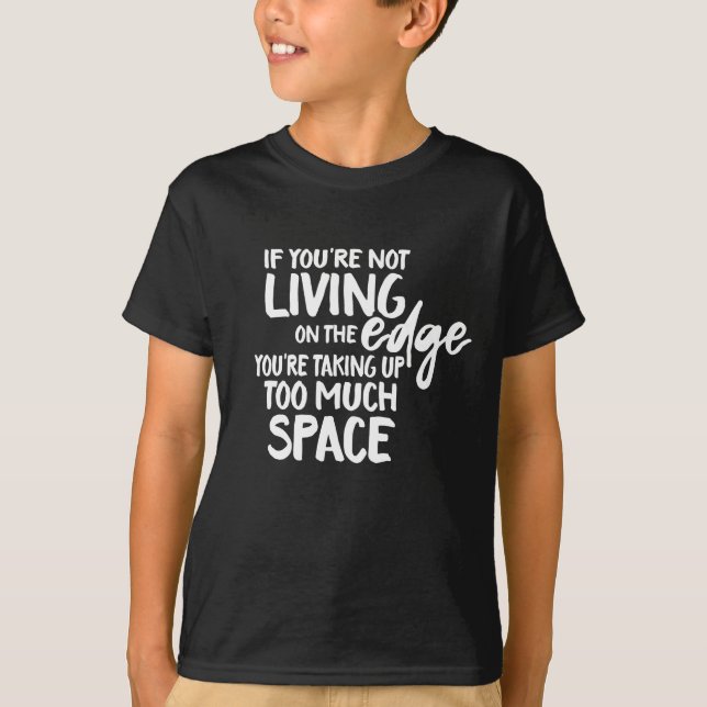 Funny Sprichwort lebt auf der Edge Typografie T-Shirt (Vorderseite)