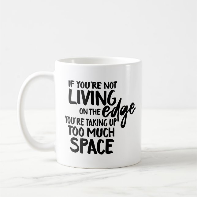 Funny Sprichwort lebt auf der Kante Typografie Tasse (Links)
