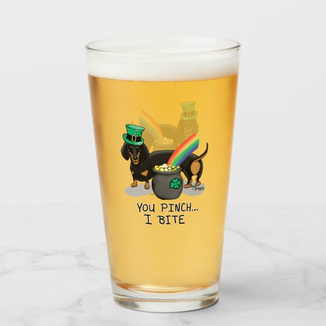 Funny St. Patrick's Day Dackel (schwarz & tan) Glas (Rückseite (gefüllt))