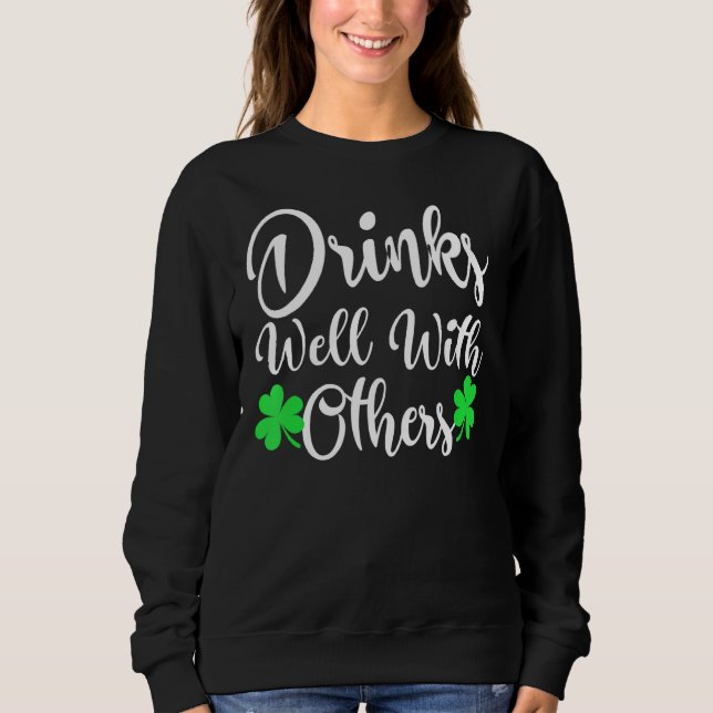Funny St Patricks Day Drinks gut mit O Sweatshirt (Vorderseite)