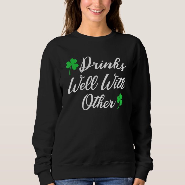 Funny St Patricks Day Drinks gut mit O Sweatshirt (Vorderseite)