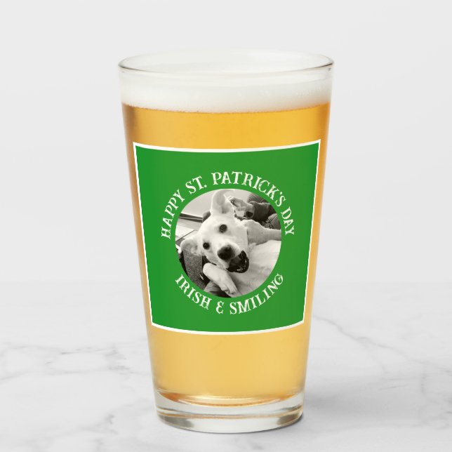 Funny St. Patrick's Day Irish and Smiling Dog Glas (Vorne (Gefüllt))