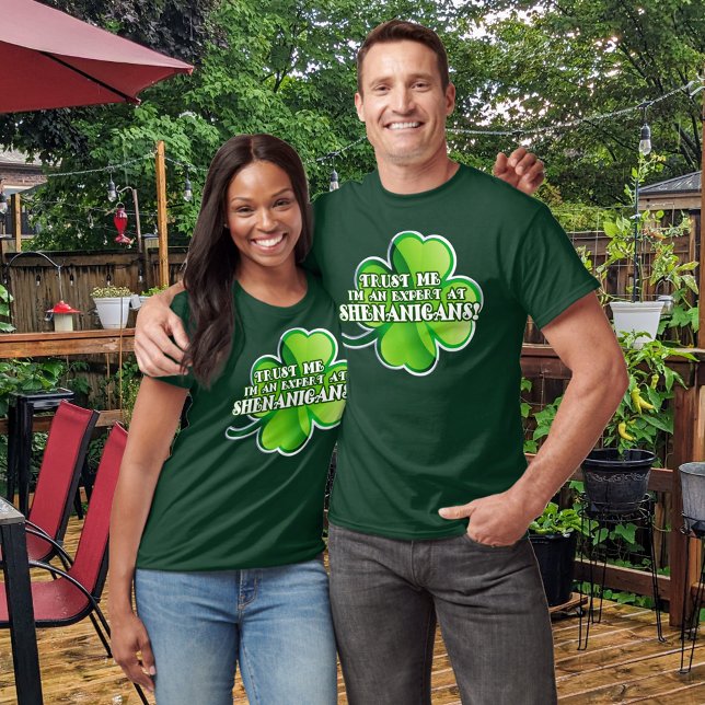 Funny St. Patrick's Day Shenanigan Expert T-Shirt (Von Creator hochgeladen)