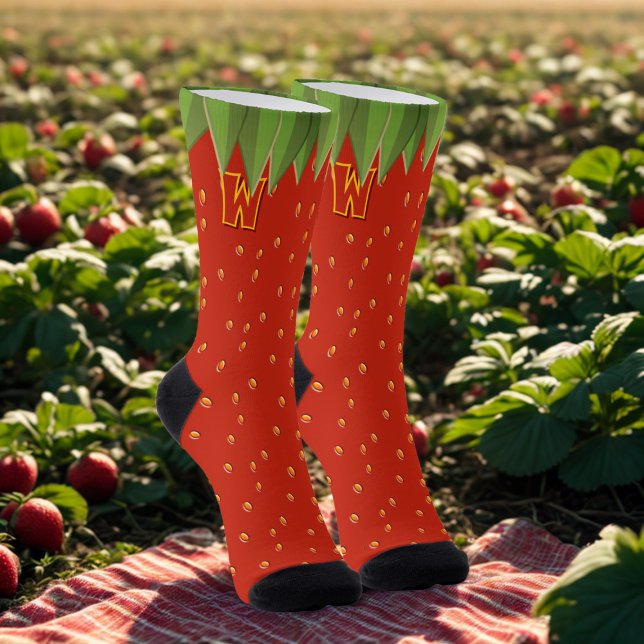 Funny Strawberry Frucht Rote Mit Monogramm Socken (A fun pair of summer socks perfect if you love strawberries. Add your initial!)
