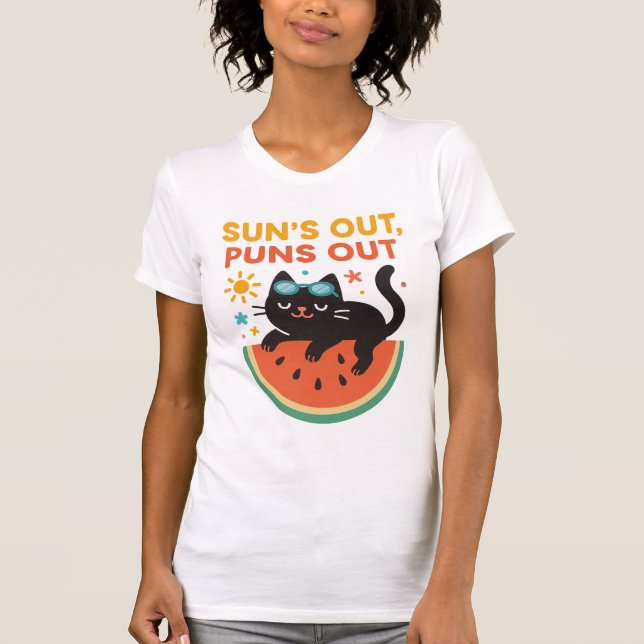 Funny Summer Cat T-Shirt – "Sun’s Out, Puns Out"  (Vorderseite)