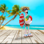 Funny Summer Party Flamingo Freistehende Fotoskulptur<br><div class="desc">Foto eines niedlichen,  lustigen Party,  dieser Flamingo ist in Strandbekleidung angezogen von seinem Kopf bis zu seinen Flip Flops. Er trägt einen Strohhut,  eine Sonnenbrille,  Panzeroberteil,  Shorts und Flip Flops und trägt sein Surfbrett und Schwimmbecken. Er wird dich jeden Sommer zum Lächeln bringen!</div>