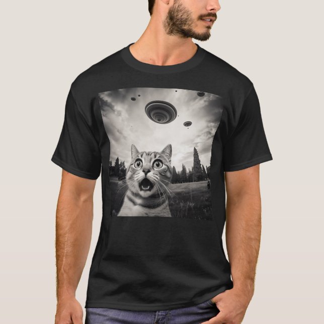Funny Surprised And Scared Cat Selfie With UFO T-Shirt (Vorderseite)