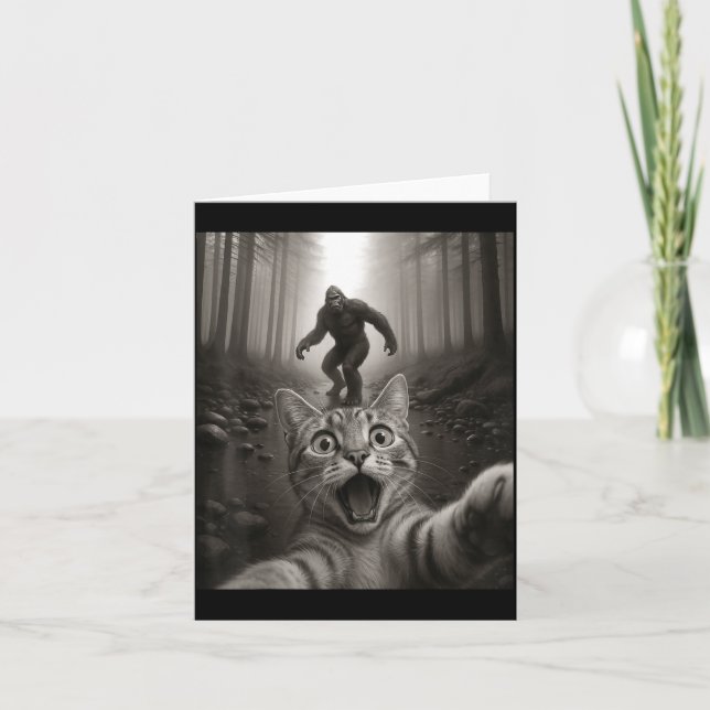 Funny Surprised Ed Cat Selfie With Bigfoot Sasquat Karte (Vorderseite)