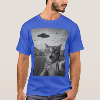 Funny Surprised Scared Cat Sie with Alien UFO Cat  T-Shirt