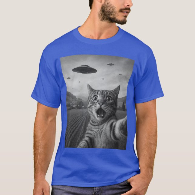 Funny Surprised Scared Cat Sie with Alien UFO Cat  T-Shirt (Vorderseite)