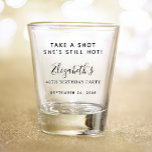 Funny Take a Shot Birthday Party Schnapsglas<br><div class="desc">Auf der anderen Seite ist ein lustiges Glas für ihre Geburtstagsfeier mit "Nimm einen Schuss,  den sie noch heiß ist". Geben Sie ihren Namen,  das Geburtstagsjahr und das Party ein.</div>