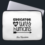 Funny Teacher personalisiertes Geschenk Laptopschutzhülle<br><div class="desc">Dieses witzige "Erzieher des Mini-Menschen" Design ist ein großes Dankeschön für Lehrer! Kann leicht personalisiert sein,  den Namen Ihres Lieblings-Lehrers hinzuzufügen. Lehrer's Geburtstag,  Zurück zur Schule oder als Ende des Jahres Dankeschön Geschenk.</div>
