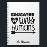 Funny Teacher personalisiertes Geschenkpapier Notizblock<br><div class="desc">Dieses witzige "Erzieher von Mini-Menschen" Notizbuch ist ein großes Dankeschön für Lehrer! Notebook kann leicht personalisiert sein,  Ihren Lieblings-Lehrer-Namen hinzuzufügen. 
Lehrer's Geburtstag,  Zurück zur Schule oder als Ende des Jahres Dankeschön Geschenk.</div>