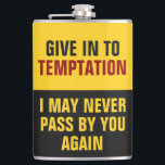 Funny Temple benutzerdefinierte Monogramm-Flasche Flachmann<br><div class="desc">"Gib der Versuchung nach - ich werde dich vielleicht nie wieder vorbeikommen lassen".</div>