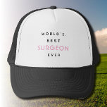Funny Text | Der beste Chirurg der Welt je | Gesch Truckerkappe<br><div class="desc">Funny Ellegant Text | weiß und rosa | Der beste Chirurg der Welt je | Geschenk für einen Chirurgen. Dieses Shirt zu tragen, könnte eine lustige Art sein, Stolz in seinem Beruf zu zeigen oder eine persönliche Leistung zu feiern. Es könnte auch als Gesprächsstarter und als Möglichkeit dienen, sich mit...</div>