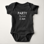 Funny Text Party Baby Strampler<br><div class="desc">Dieses niedliche Babyoutfit bringt sicher ein Lächeln und vermittelt eine Botschaft, mit der sich alle neuen Eltern in Verbindung setzen können. Es ist ein niedliches Babyduschgeschenk und in verschiedenen Farben erhältlich. Um die Farbe des Schriftartes zu ändern, wählen Sie die Schaltfläche "Anpassen" und Sie können eine andere Farbe des Schriftartes...</div>