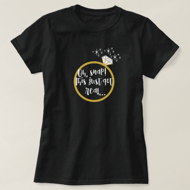 Funny "This Just Got Real Gold Verlobung Ring" T-Shirt (Design vorne)