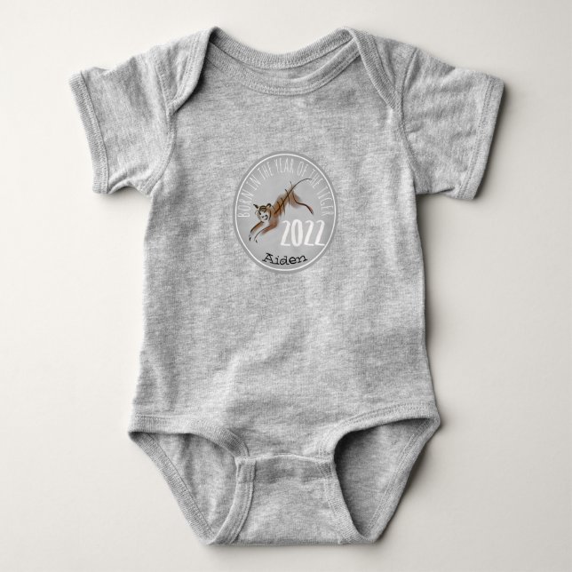 Funny Tiger Illustration Baby geboren 2022 Benennu Baby Strampler (Vorderseite)