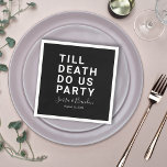 Funny Till Death Do us Party Hochzeit oder Verlobu Serviette<br><div class="desc">Set den Ton für Ihre Hochzeitsfeier, Verlobungsfeier oder Hochzeitstag mit dieser lustigen Papierserviette. Dieses Design enthält einen fett gedruckten Text "TILL DEATH DO US PARTY". Die Textvorlage erlaubt es Ihnen, dieses Design mit den Namen der Braut und des Bräutigams und dem Hochzeitstag zu personalisieren. Sie können den Text auch in...</div>