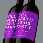 Funny Till Death Do us Party Hochzeit oder Verlobu Weinetikett<br><div class="desc">Mit diesem lustigen Weinlabel können Sie Ihre Hochzeitsfeier, Ihre Verlobungsfeier oder Ihr Hochzeitsjubiläum Set werden. Dieses Design enthält einen fett gedruckten Text "TILL DEATH DO US PARTY". Die Textvorlage erlaubt es Ihnen, dieses Design mit den Namen der Braut und des Bräutigams und dem Hochzeitstag zu personalisieren. Sie können den Text...</div>