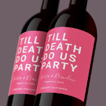Funny Till Death Do us Party Hochzeit oder Verlobu Weinetikett<br><div class="desc">Mit diesem lustigen Weinlabel können Sie Ihre Hochzeitsfeier, Ihre Verlobungsfeier oder Ihr Hochzeitsjubiläum Set werden. Dieses Design enthält einen fett gedruckten Text "TILL DEATH DO US PARTY". Die Textvorlage erlaubt es Ihnen, dieses Design mit den Namen der Braut und des Bräutigams und dem Hochzeitstag zu personalisieren. Sie können den Text...</div>