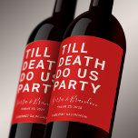 Funny Till Death Do us Party Hochzeit oder Verlobu Weinetikett<br><div class="desc">Mit diesem lustigen Weinlabel können Sie Ihre Hochzeitsfeier, Ihre Verlobungsfeier oder Ihr Hochzeitsjubiläum Set werden. Dieses Design enthält einen fett gedruckten Text "TILL DEATH DO US PARTY". Die Textvorlage erlaubt es Ihnen, dieses Design mit den Namen der Braut und des Bräutigams und dem Hochzeitstag zu personalisieren. Sie können den Text...</div>
