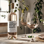 Funny Till Death Do us Party Hochzeit oder Verlobu Weinetikett<br><div class="desc">Mit diesem lustigen Weinlabel können Sie Ihre Hochzeitsfeier, Ihre Verlobungsfeier oder Ihr Hochzeitsjubiläum Set werden. Dieses Design enthält einen fett gedruckten Text "TILL DEATH DO US PARTY". Die Textvorlage erlaubt es Ihnen, dieses Design mit den Namen der Braut und des Bräutigams und dem Hochzeitstag zu personalisieren. Sie können den Text...</div>