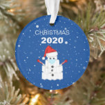 Funny Toilet Roll Snowman 2020 Weihnachtsbaum Ornament<br><div class="desc">2020 war schon ein ganzes Jahr! Das wird ein Weihnachtsfest wie kein anderer, verbreitet etwas Lachen mit einem lustigen Corona Virus Weihnachtsbaum Ornament. Mit dem Text "Weihnachten 2020". Ein niedlicher Schneemann aus einem Turm von Toilettenrollen, mit einer Gesichtsmaske, einer Weihnachtsmannmütze, Thermometern für Arme und coviden Symbolen als Augen und Knöpfe....</div>