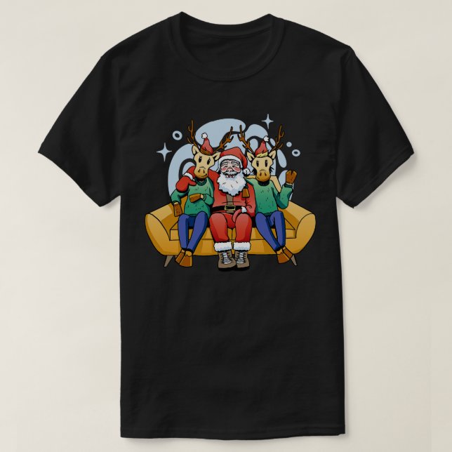 Funny toon Santa Claus Reindeer auf der Couch T-Shirt (Design vorne)