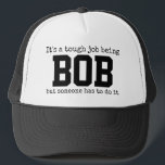 Funny Trendy Name ist ein harter Job Bob Truckerkappe<br><div class="desc">Dieses lustige Design zeigt die Worte: "Es ist eine schwierige Aufgabe, BOB zu sein, aber jemand muss es tun." Sie können die Wörter zu dem ändern, was Sie wollen. Wenn Sie Hilfe bei der Anpassung benötigen, schreiben Sie mir bitte eine E-Mail an gmail.com. Weitere einzigartige Artikel finden Sie in unserem...</div>
