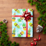 Funny Tropical Christmas Pineapples Geschenkpapier<br><div class="desc">Sonnige,  tropische Ananas mit Sonnenbrille und festlich dekoriert mit Weihnachtsbeleuchtung,  Ziergegenständen und Bonbons. Dieses Muster hat einen pastellblauen Hintergrund mit hawaiianischen Hibiskus-Blume. Lustige Geschenkpackungen und Party zum Feiern einer Strandweihnacht!</div>