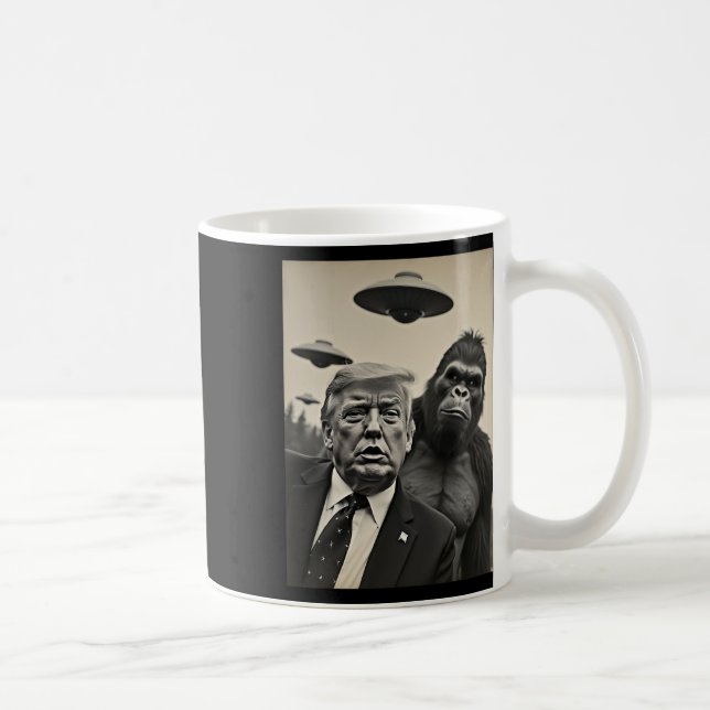 Funny Trump Bigfoot Selfie mit Ufos komischer Alie Kaffeetasse (Rechts)
