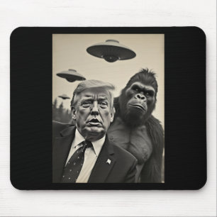 Funny Trump Bigfoot Selfie mit Ufos komischer Alie Mousepad