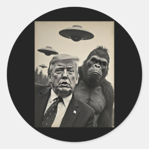 Funny Trump Bigfoot Selfie mit Ufos komischer Alie Runder Aufkleber
