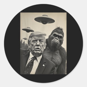 Funny Trump Bigfoot Selfie mit Ufos komischer Alie Runder Aufkleber