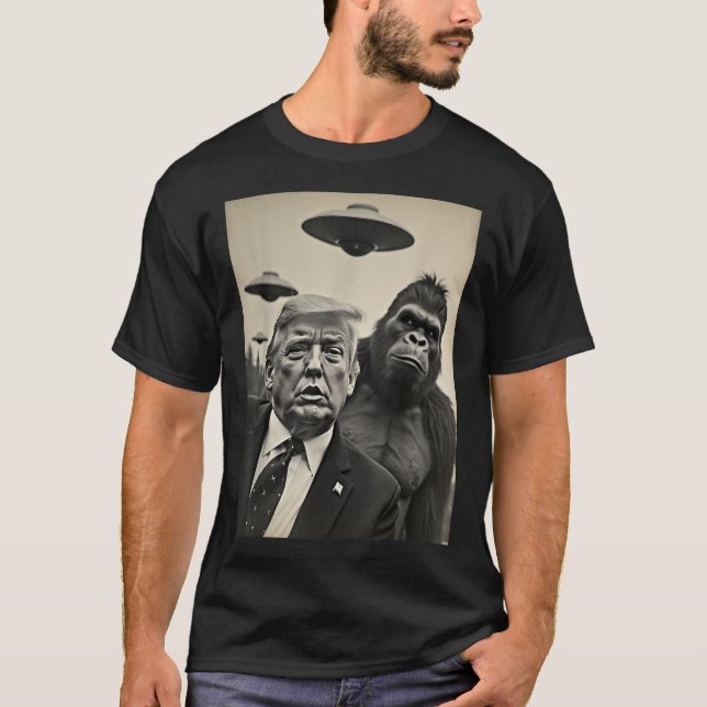 Funny Trump Bigfoot Selfie mit Ufos komischer Alie T-Shirt (Vorderseite)