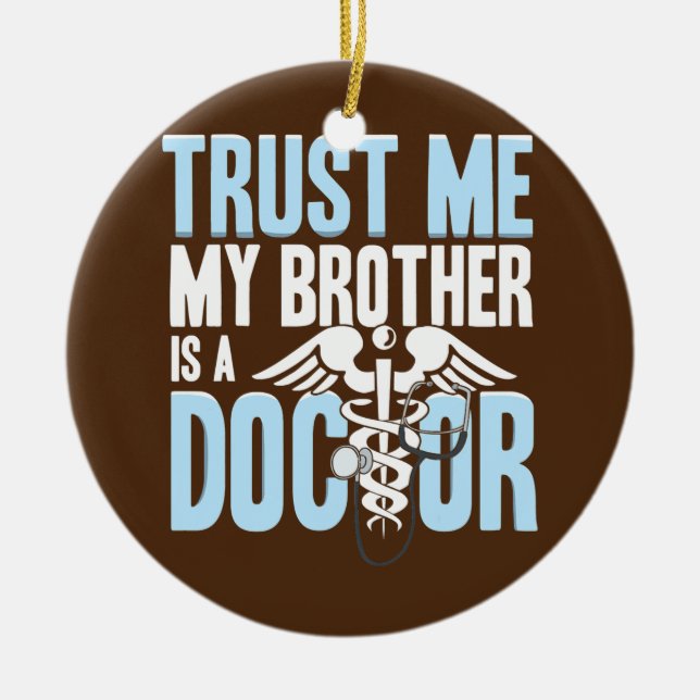 Funny Trust Me Brother ist ein Arzt Keramik Ornament (Vorne)