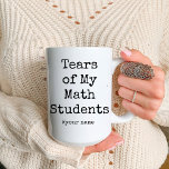 Funny typography Sprichwort Mathelehrer Kaffeetasse<br><div class="desc">Tränen von My Mah Students witzige Kaffeetassen für Mathematiklehrer. Individuell gestaltbare lustige Weihnachten- und Halbzeitgeschenke,  Geburtstags- oder Rentengeschenke für Mathematiklehrer. Diese Tasse enthält ein lustiges Typografie-Sprichwort,  einzigartige lustige Geschenke für Mathematiklehrer. Dies ist eine individuell anpassbare Kaffee-Tasse.</div>