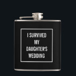 Funny überlebte Tochter's Wedding Black and White Flachmann<br><div class="desc">Diese lustige Flasche wird definitiv von der Mutter der Braut geschätzt,  sobald die Hochzeit vorbei ist! Dieses Schwarz-Weiß-Design weist einen weißen quadratischen Rahmen mit dem Text in der Mitte auf. Sie können die Farbe und sogar die Wörter ändern,  indem Sie auf "Anpassen" klicken.</div>