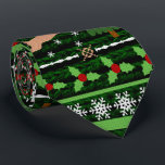 Funny Ugly Christmas Sweater Krawatte<br><div class="desc">Erleben Sie in dieser Feiertagssaison ein paar Lacher mit diesem lustigen "Ugly Christmas Sweater" in festlichem Rot, Grün, Weiß und Braun. Zwei Rentierspumpen, zwischen einem Urlaubshaum, waagerechten Reihen von weißen Schneeflocken und anderen extravaganten Dekorationsmustern. Dieses lustige Kreuzstich Sweater Strick Muster-Look ist ideal, um Erinnerungen Retro Weihnachtsgeschenke und handgemachte Handarbeit zu...</div>