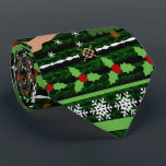 Funny Ugly Christmas Sweater Krawatte<br><div class="desc">Erleben Sie in dieser Feiertagssaison ein paar Lacher mit diesem lustigen "Ugly Christmas Sweater" in festlichem Rot, Grün, Weiß und Braun. Zwei Rentierspumpen, zwischen einem Urlaubshaum, waagerechten Reihen von weißen Schneeflocken und anderen extravaganten Dekorationsmustern. Dieses lustige Kreuzstich Sweater Strick Muster-Look ist ideal, um Erinnerungen Retro Weihnachtsgeschenke und handgemachte Handarbeit zu...</div>