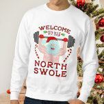 Funny Ugly Christmas Sweater | Santa North Swole Sweatshirt<br><div class="desc">Der Weihnachtsmann vermasselt nicht mehr mit den Keksen. Dieses Jahr hebt er Gewichte, anstatt eine Brille Milch zu heben. Dieser lustige, hässliche Weihnachtssüßer zeigt einen kräftigen, hemmungslosen Weihnachtsmann, der einen Barbell in seinen Handschuhen hebt. Er ist umgeben von Mistelkuchen und Bonbons, und in dem Text steht: "Willkommen auf dem Nordpol."...</div>