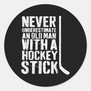 Funny unterschätzt nie einen alten Mann mit Hockey Runder Aufkleber