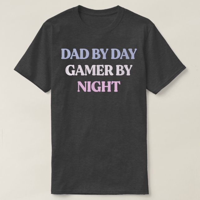 Funny Vater by Day Gamer by Night Sarcastic Zitat  T-Shirt (Design vorne)