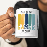 Funny Vater Gamer Vatertag Kaffeetasse<br><div class="desc">Funny Vater Gamer Coffee Tasse. Design Features Retro Streifen mit dem Text 'Vater by Day - Gamer by Night! Die Botschaft des Glücklichen Vaters Tag kann zu jedem Anlass geändert werden. Foto und Name sind ebenfalls optional.</div>
