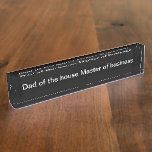 Funny Vater Office Name Plate vorhanden Namensplakette<br><div class="desc">Funny Vater Thema Schreibtisch Namenschild mit einem humorvollen Sprichwort über Papa als Chef des Hauses und Meister der Wirtschaft erstellt. Das perfekte Geschenk des Vaters,  das erschwinglich ist und auf hochwertigem Acryl hergestellt wird.</div>