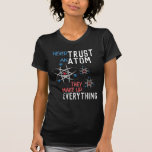 Funny vertraue nie einem Atom Science Physical Stu T-Shirt<br><div class="desc">Trauen Sie niemals einem Atom,  sie machen alles aus. Dieses lustige rote,  weiße und blaue Design ist großartig für Wissenschaftler,  Chemiker,  Lehrer und alle anderen Wissenschaftsliebhaber in Ihrem Leben.</div>
