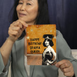 Funny Vintag Drama Königin Birthday Karte<br><div class="desc">Unsere individuell anpassbare "Happy Birthday Drama Queen"-Textdatei fügt dieser flachen Grußkarte eine persönliche Touch hinzu und macht sie zu einem perfekten Sake für die Drama-Königinnen in Ihrem Leben. Egal ob Sie im Rampenlicht verweilen oder einfach nur ein gutes Lachen Liebe haben, diese Geburtstagskarte bringt Lächeln und Freude an ihrem besonderen...</div>