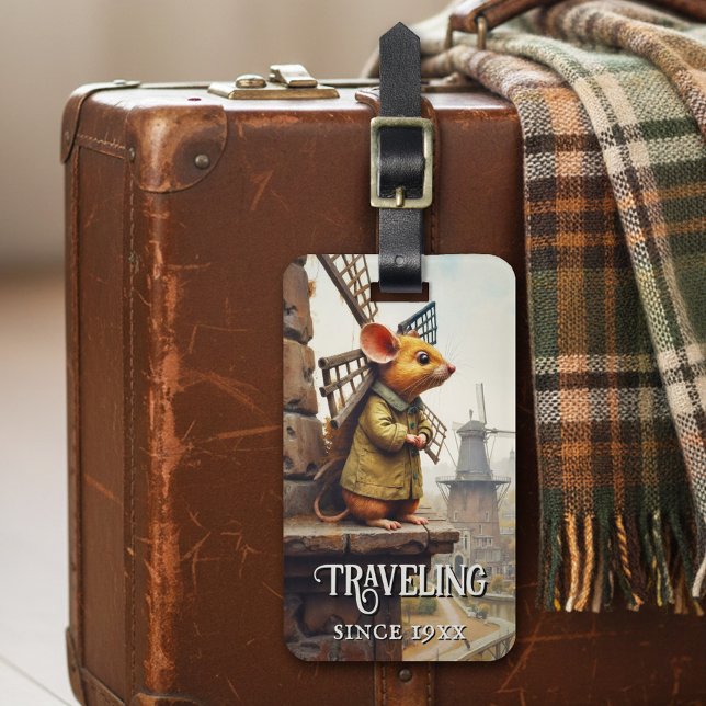 Funny Vintage Mouse Luggage Tag Gepäckanhänger (Luggage tag featuring a funny design of a mouse overlooking a vintage landscape scene with mills)